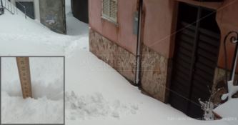 Gelo nella Sila greca, a Longobucco mezzo metro di neve e case isolate